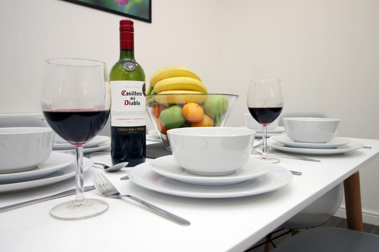Delft - Spacious Home, High Speed Wi-Fi, Free Parking, Terrace Swindon Bagian luar foto