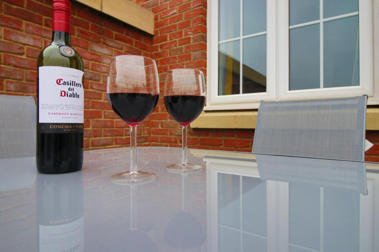 Delft - Spacious Home, High Speed Wi-Fi, Free Parking, Terrace Swindon Bagian luar foto