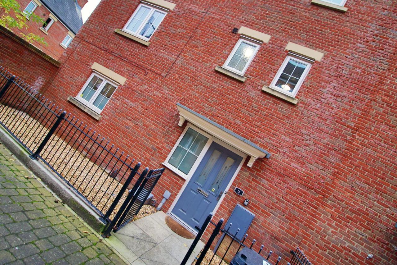 Delft - Spacious Home, High Speed Wi-Fi, Free Parking, Terrace Swindon Bagian luar foto